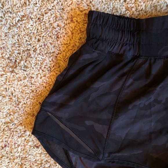 Lululemon Hotty Hot Short II 2.5” Incognito Camo Multi Grey / Black W7ATIR Sz 6 - Picture 5 of 8
